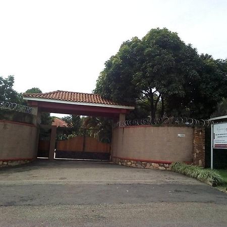 Rosemary Courts Bed And Breakfast Entebbe Buitenkant foto