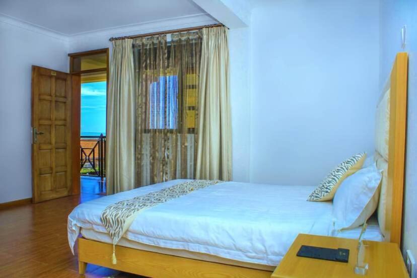Rosemary Courts Bed And Breakfast Entebbe Buitenkant foto